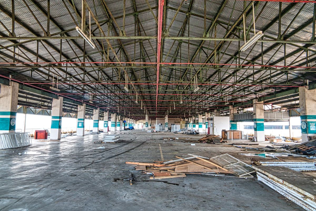 Interior de un almacén con mercancía