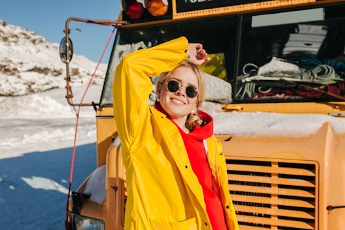 Fotos de stock gratuitas de autobús escolar, chaqueta amarilla, de pie