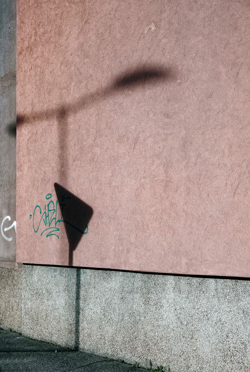 Faszinierende Straße & Schatten – Minimalistisches Wallpaper