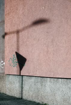 Faszinierende Straße & Schatten – Minimalistisches Wallpaper