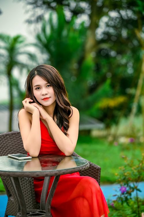 Fotobanka s bezplatnými fotkami na tému ázijský, červené šaty, človek