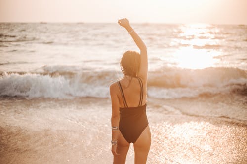 海岸近くに立っている白いビキニの女性 無料の写真素材 海岸近くに立っている白いビキニの女性 無料の写真素材