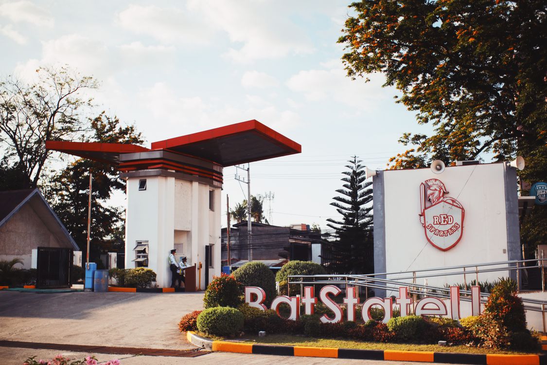 Building of Batangas university in street · Free Stock Photo