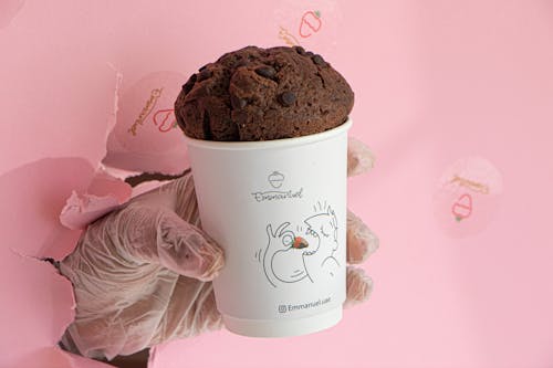 Kostnadsfria Kostnadsfri bild av chokladkaka, engångs cup, håller Stock foto