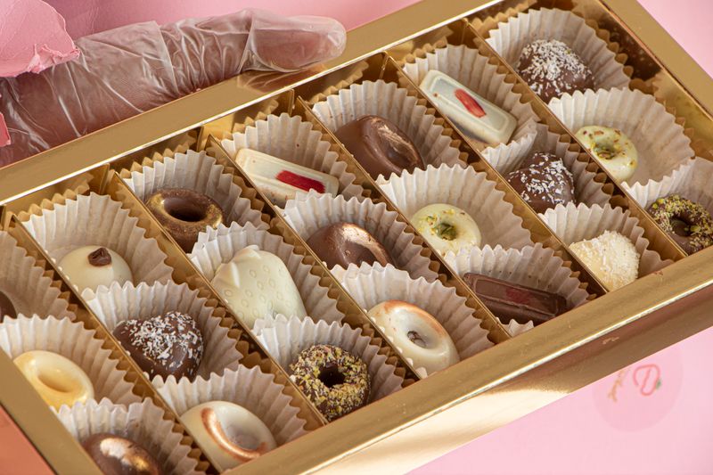 Caixa de bombons artesanais recheados em compartimentos