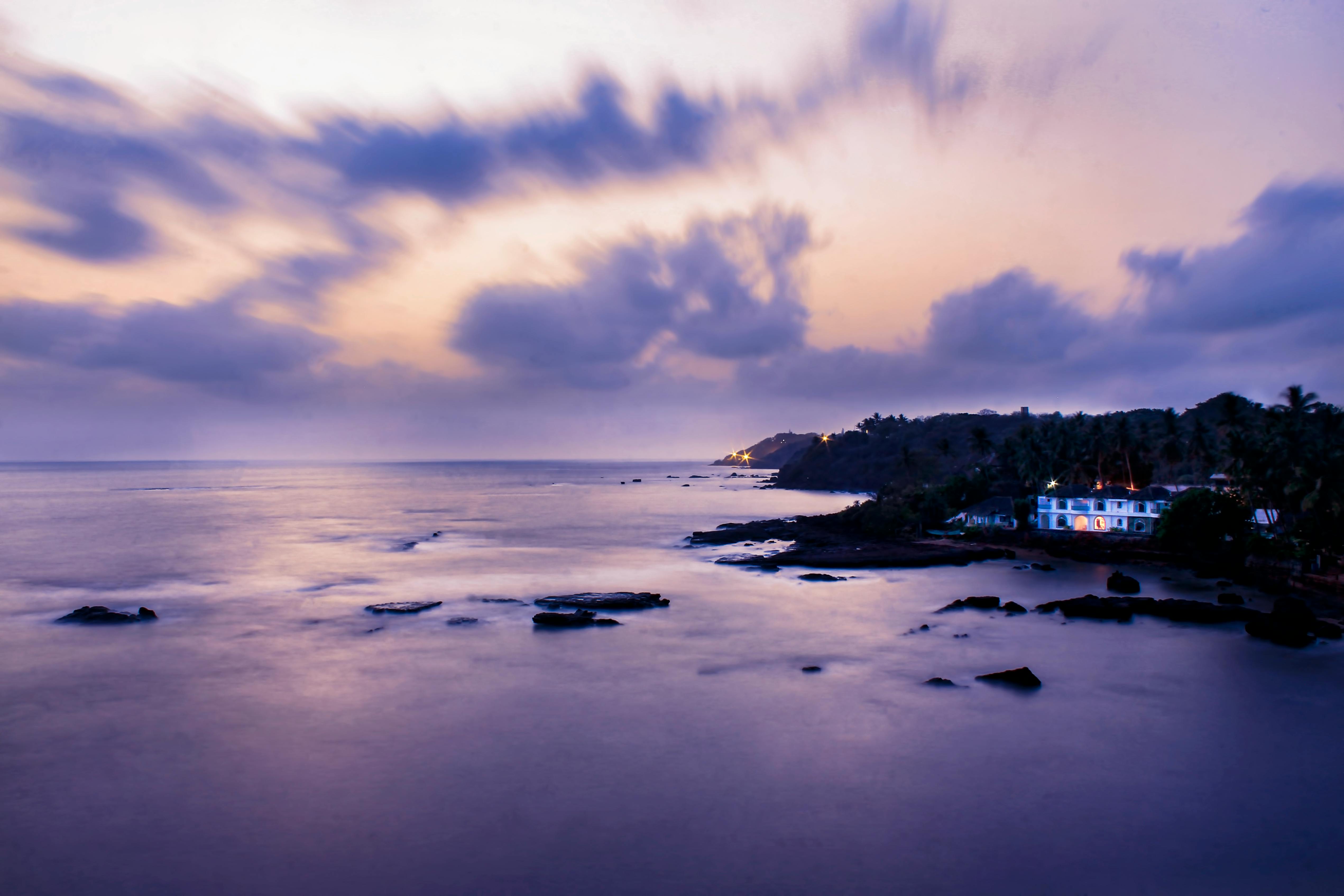 印度果阿的黄昏海景壮丽，戏剧性的云层与海岸景色交织，是完美的旅行和自然主题