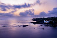 印度果阿的黄昏海景壮丽，戏剧性的云层与海岸景色交织，是完美的旅行和自然主题