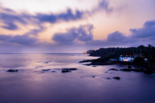 印度果阿的黄昏海景壮丽，戏剧性的云层与海岸景色交织，是完美的旅行和自然主题