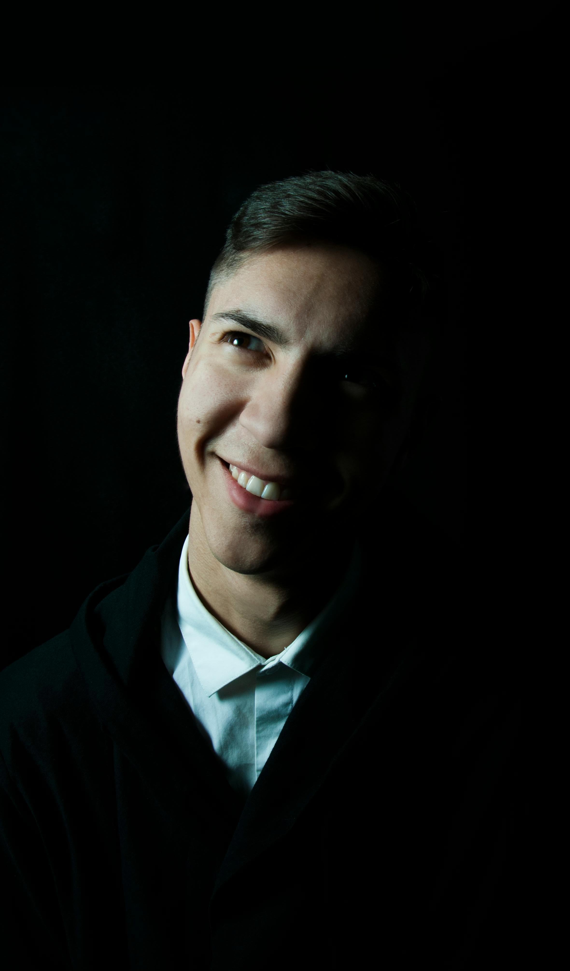 grátis Um Homem De Terno Preto Sorrindo Foto profissional