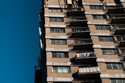 Gratis stockfoto met architectuur, balkons, betonnen constructie