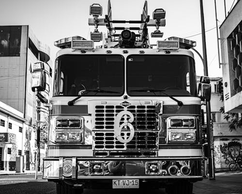 Foto profissional grátis de caminhão de bombeiros, edifícios, escala de cinza