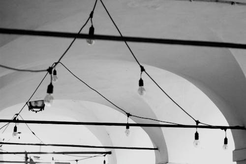 Bezpłatne Darmowe zdjęcie z galerii z bary, czarno-biały, lampki Zdjęcie z galerii