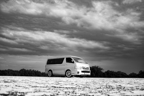 Free Immagine gratuita di automotive, bianco e nero, cielo nuvoloso Stock Photo