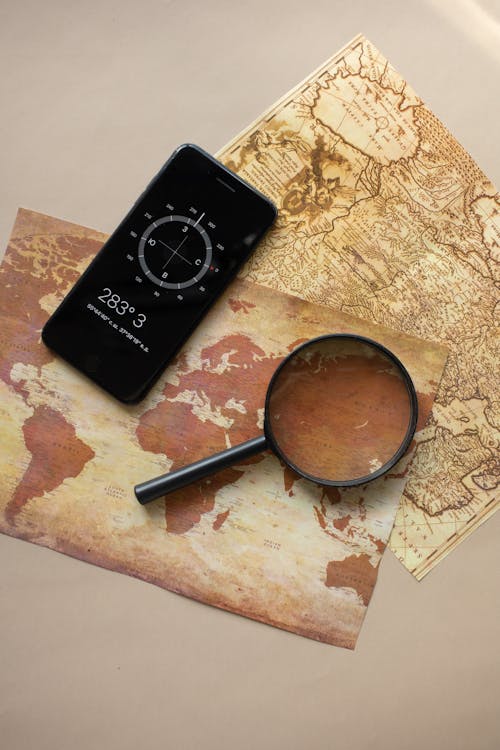 Бесплатное стоковое фото с вертикальный выстрел, карта мира, компас