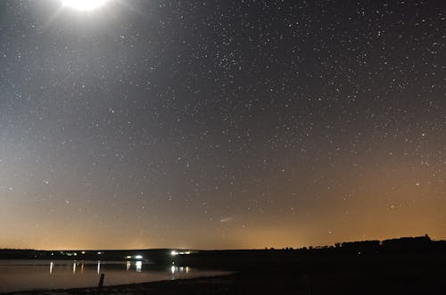 Darmowe zdjęcie z galerii z astrofotografia, gwiazdy, jezioro