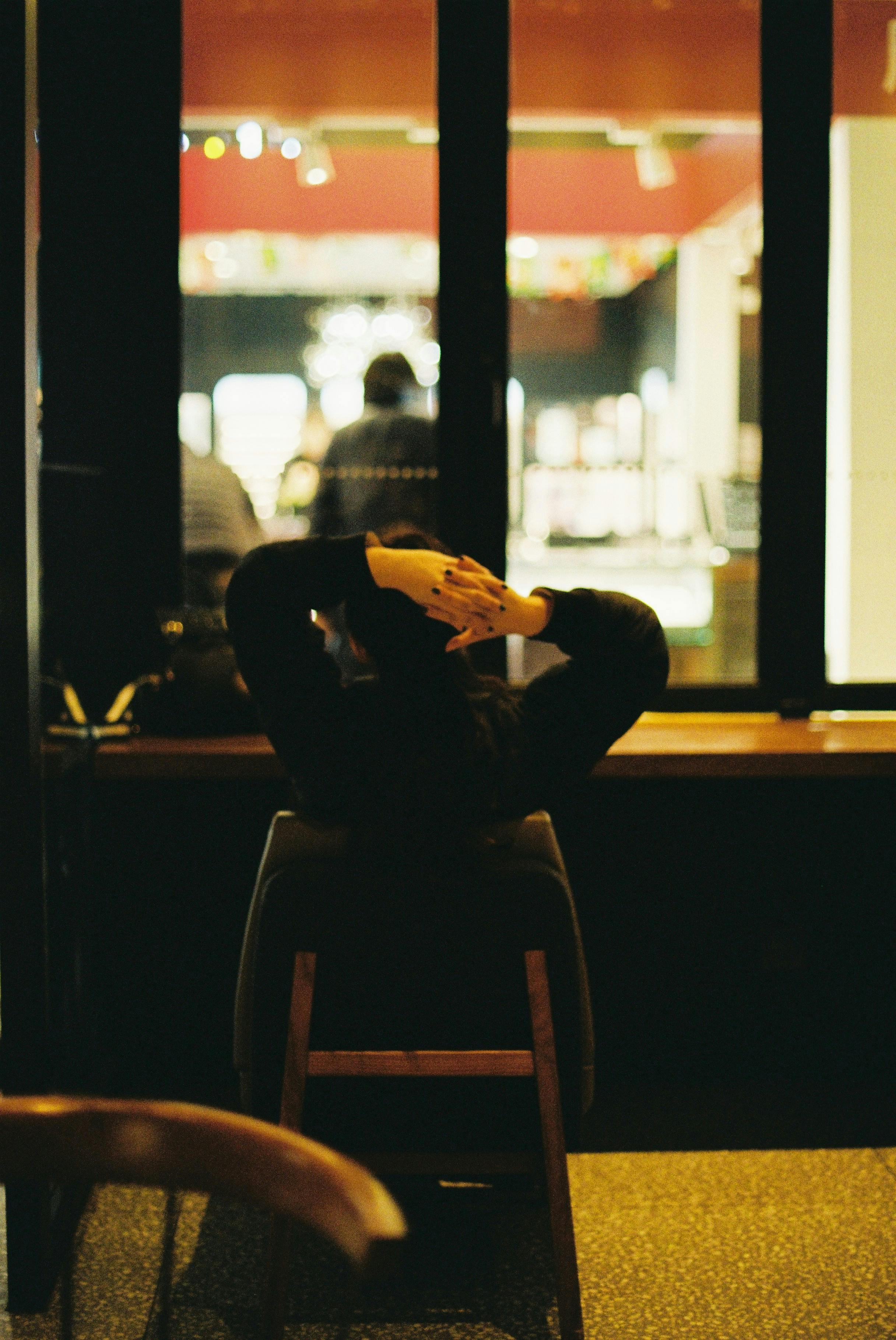 無料 椅子に座っている人の後ろ姿  写真素材