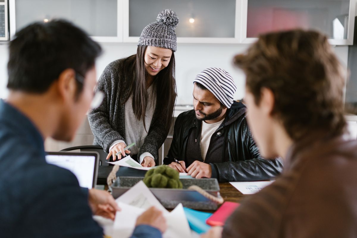 Équipe multiculturelle travaillant sur la conception d’un projet