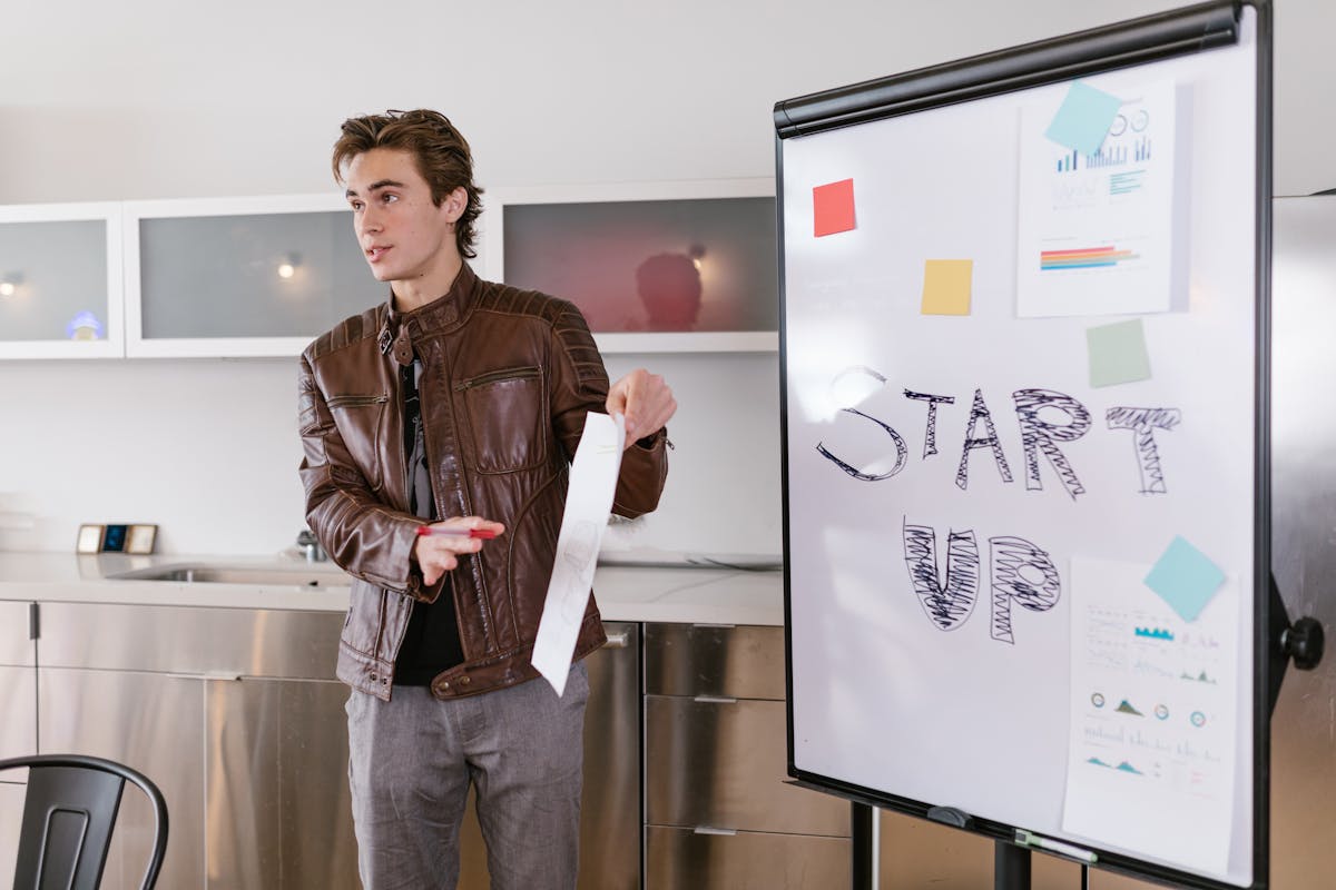 Présentation de concept startup et planification Entrepreneur présentant sa stratégie sur tableau blanc