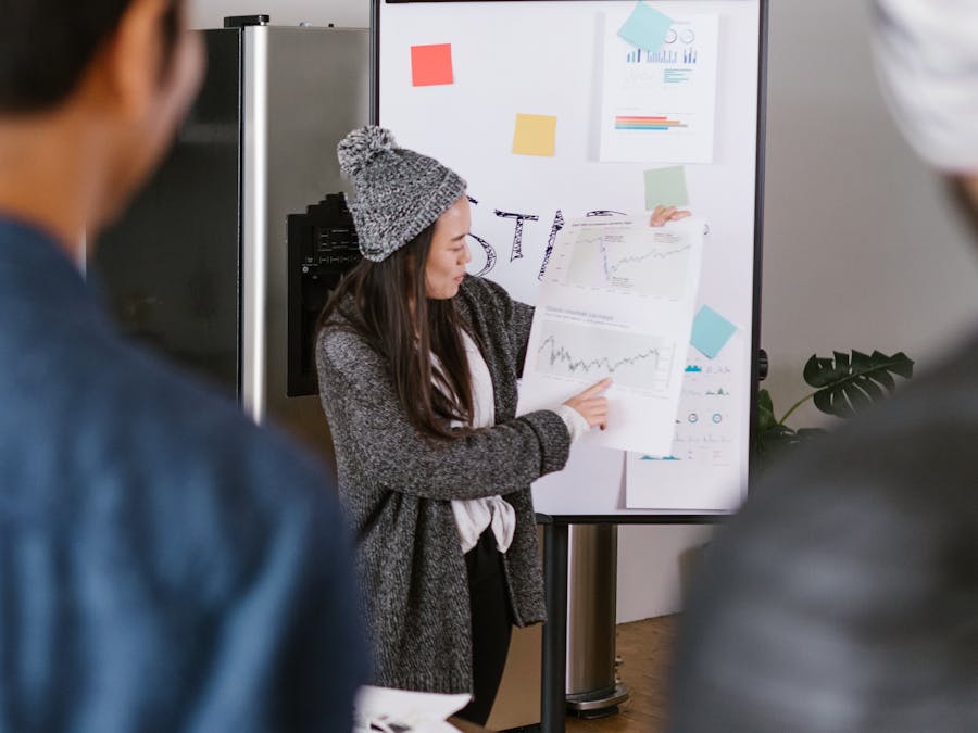 How much money does a social media marketer make?