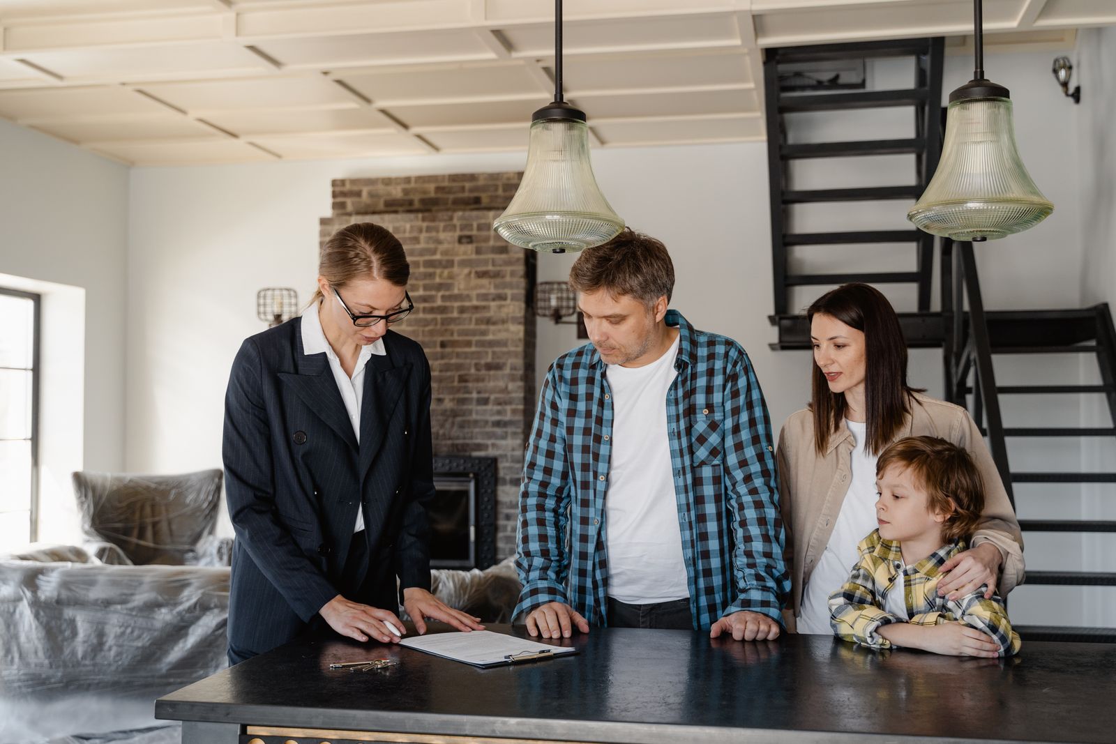 Famiglia adulta che esamina documenti prima di una decisione successoria
