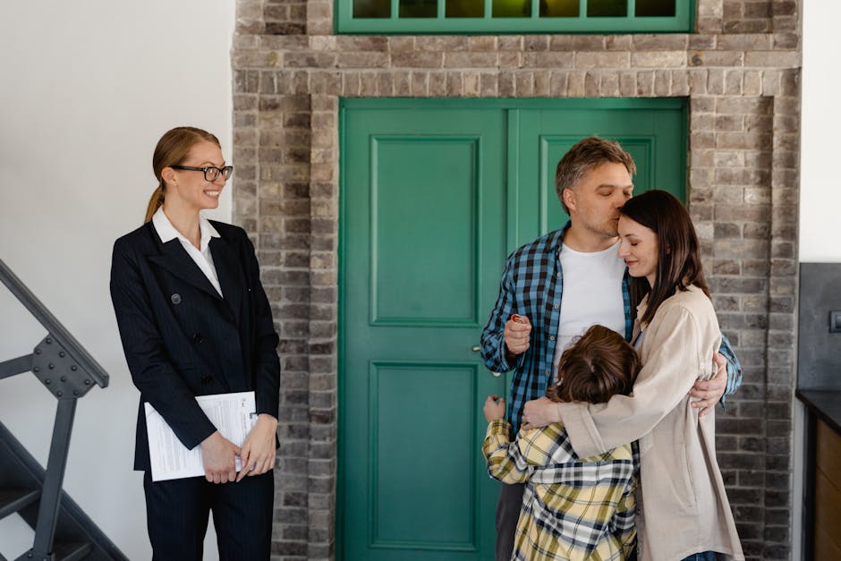 A real estate agent and a happy family in front of a sold home - best real estate agent in wallingford wa A real estate agent and a happy family in front of a sold home - best real estate agent in wallingford wa
