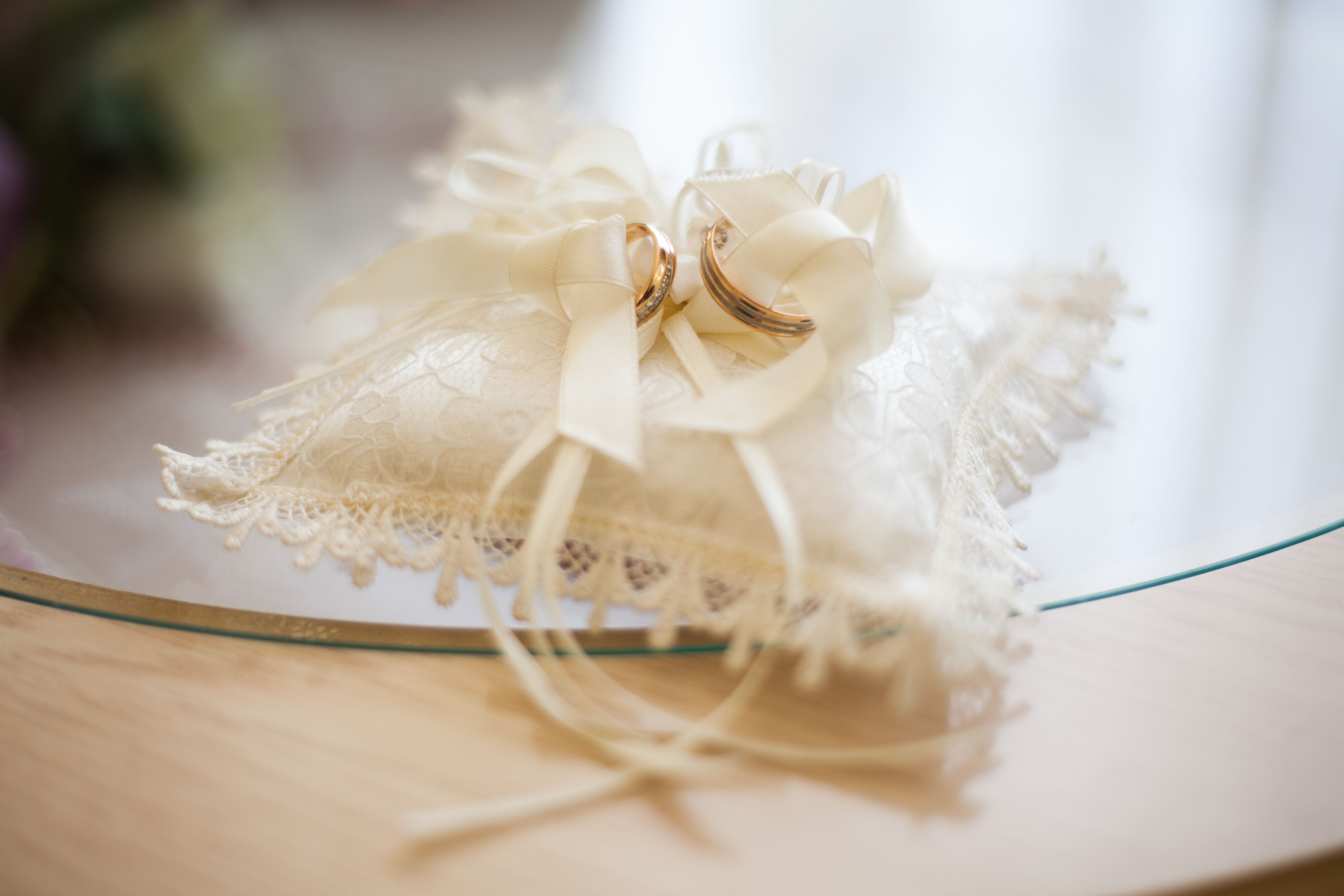 Gros plan sur des bijoux de mariage, alliances et bague de fiançailles posées côte à côte
