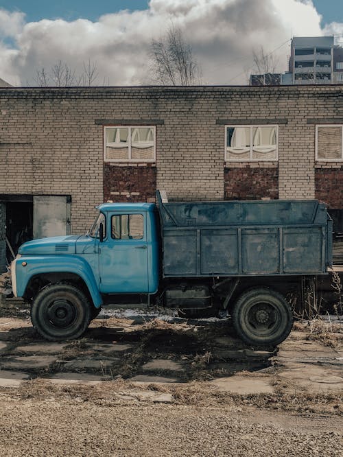 Immagine gratuita di camion, camion della spazzatura, edificio in mattoni