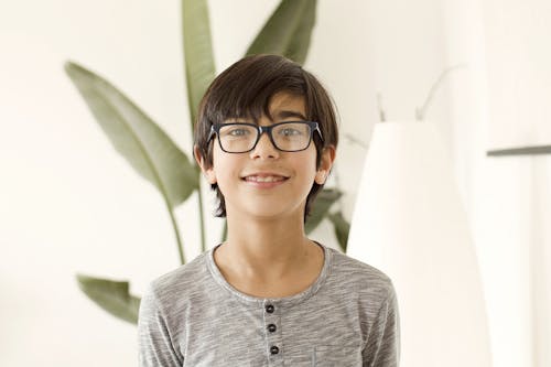 Gratis stockfoto met aziatisch jongetje, bril, glimlachen