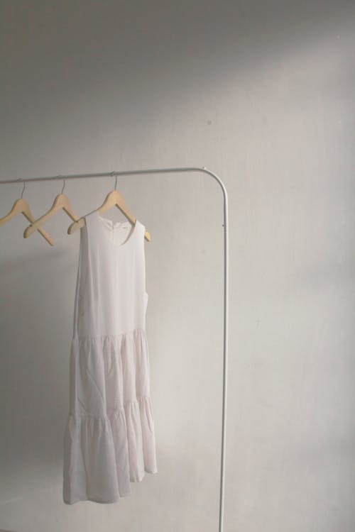 ぶら下がり, 垂直ショット, 白いドレスの無料の写真素材