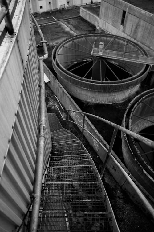 Darmowe zdjęcie z galerii z czarno-biały, fabryka, klatka schodowa