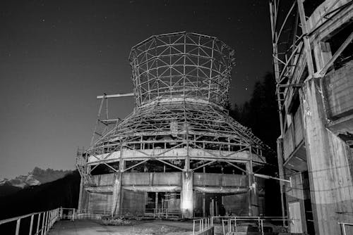 Foto profissional grátis de abandonado, construção, escala de cinza