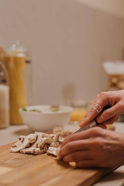 Foto profissional grátis de cogumelos, corte, faca