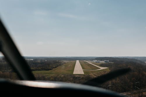 Foto d'estoc gratuïta de aeroport, aterrant, avió