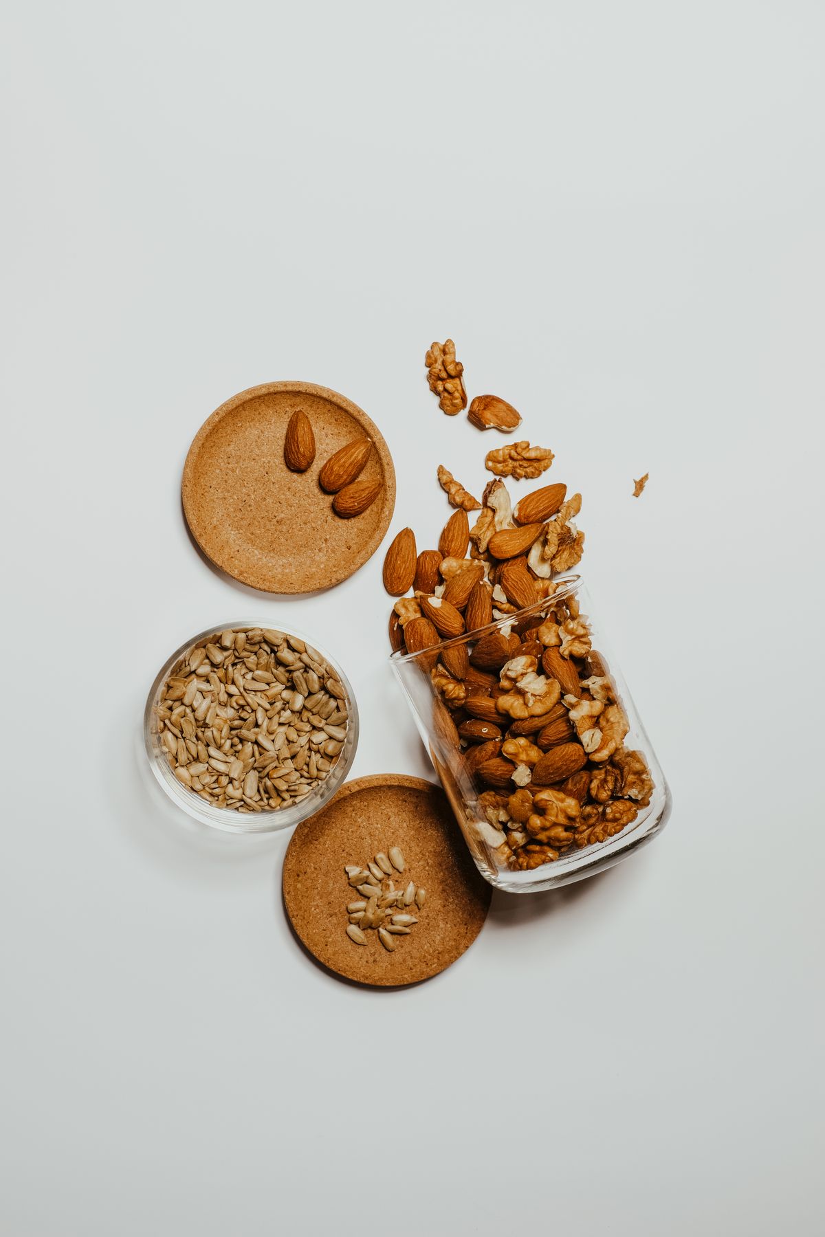 Almendras, nueces y semillas mezcladas en tarros de cristal como snack para dieta keto