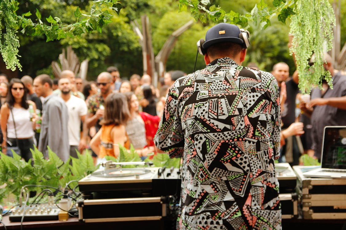 Back View of DJ and People behind · Free Stock Photo
