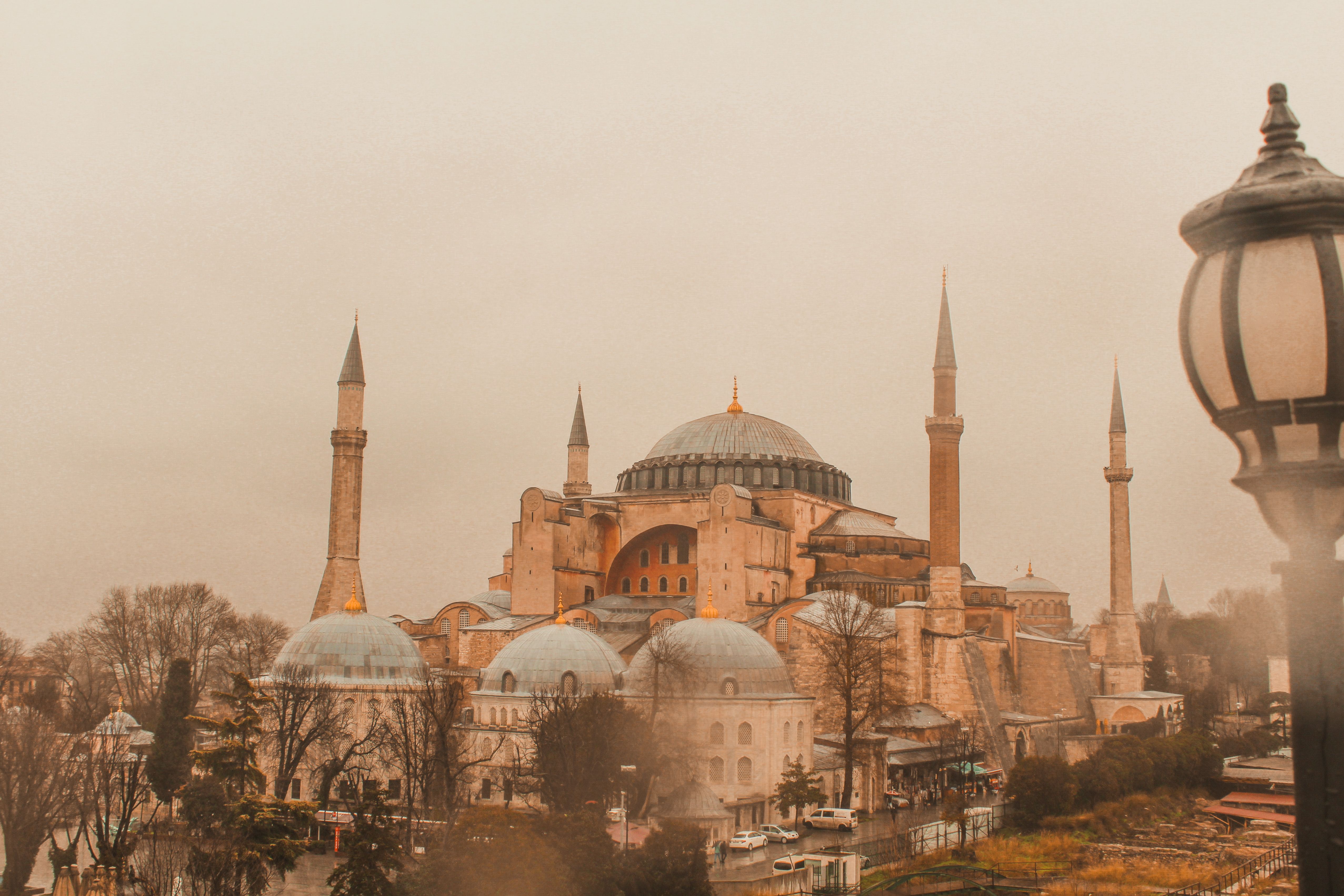 Osmanlı İmparatorluğu'nun başkentleri olan Söğüt, Bursa, Edirne ve İstanbul'daki simgeleşmiş tarihi yapıları ve imparatorluk dönemlerini temsil eden görsellerin birleşimi.