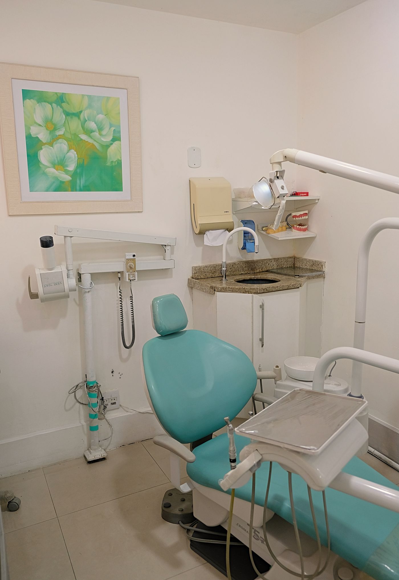 Consultório odontológico moderno, claro e equipado