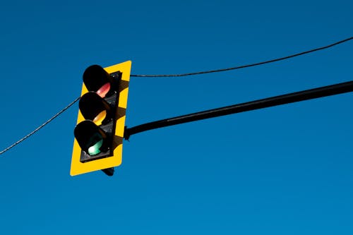 Fotos de stock gratuitas de cielo azul, semáforo