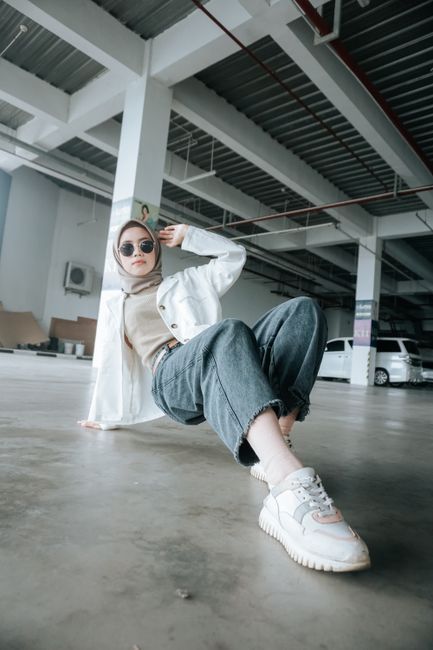 White denim jacket, wide jeans and sneakers — built for walking all day 👟
#dailylook #casualstyle #white #jacket #hijab