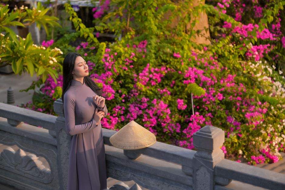 woman in ao dai flowers