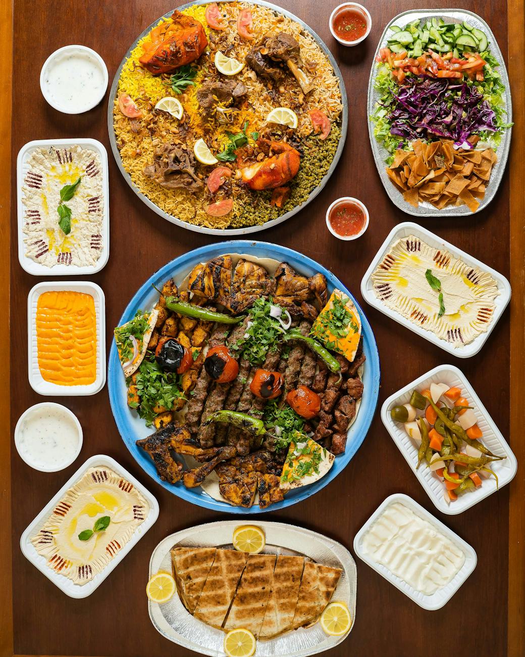 조용히 식사 준비하는 여성