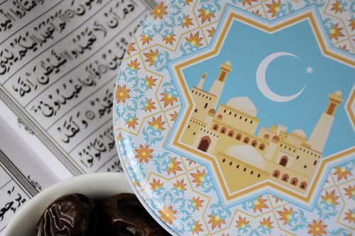 Free Decorative Ramadan plate with mosque illustration, dates, and Quran text, symbolizing Islamic fasting. Stock Photo