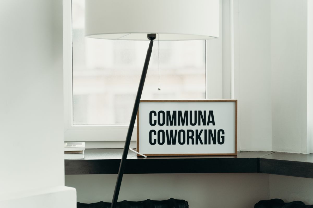 Modern eingerichteter Coworking Space mit Schreibtischen und großem Fenster