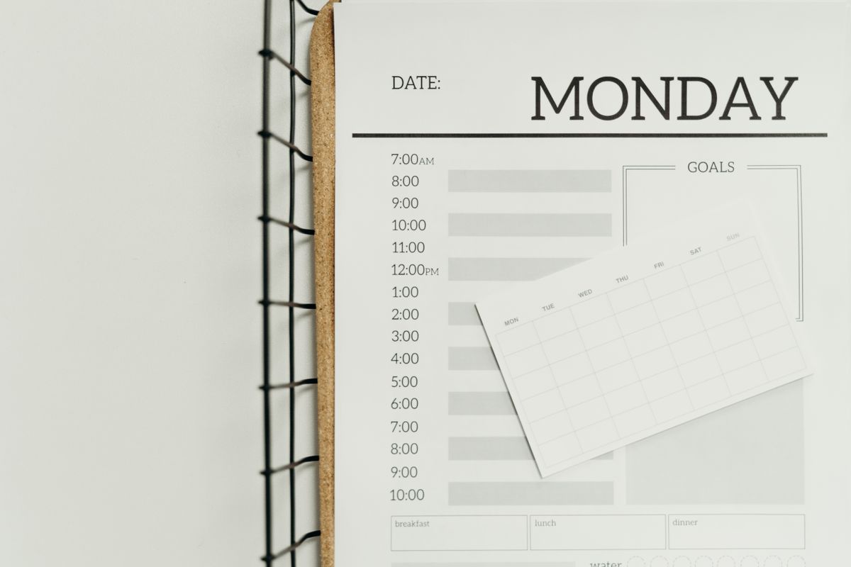 Calendario y café un lunes