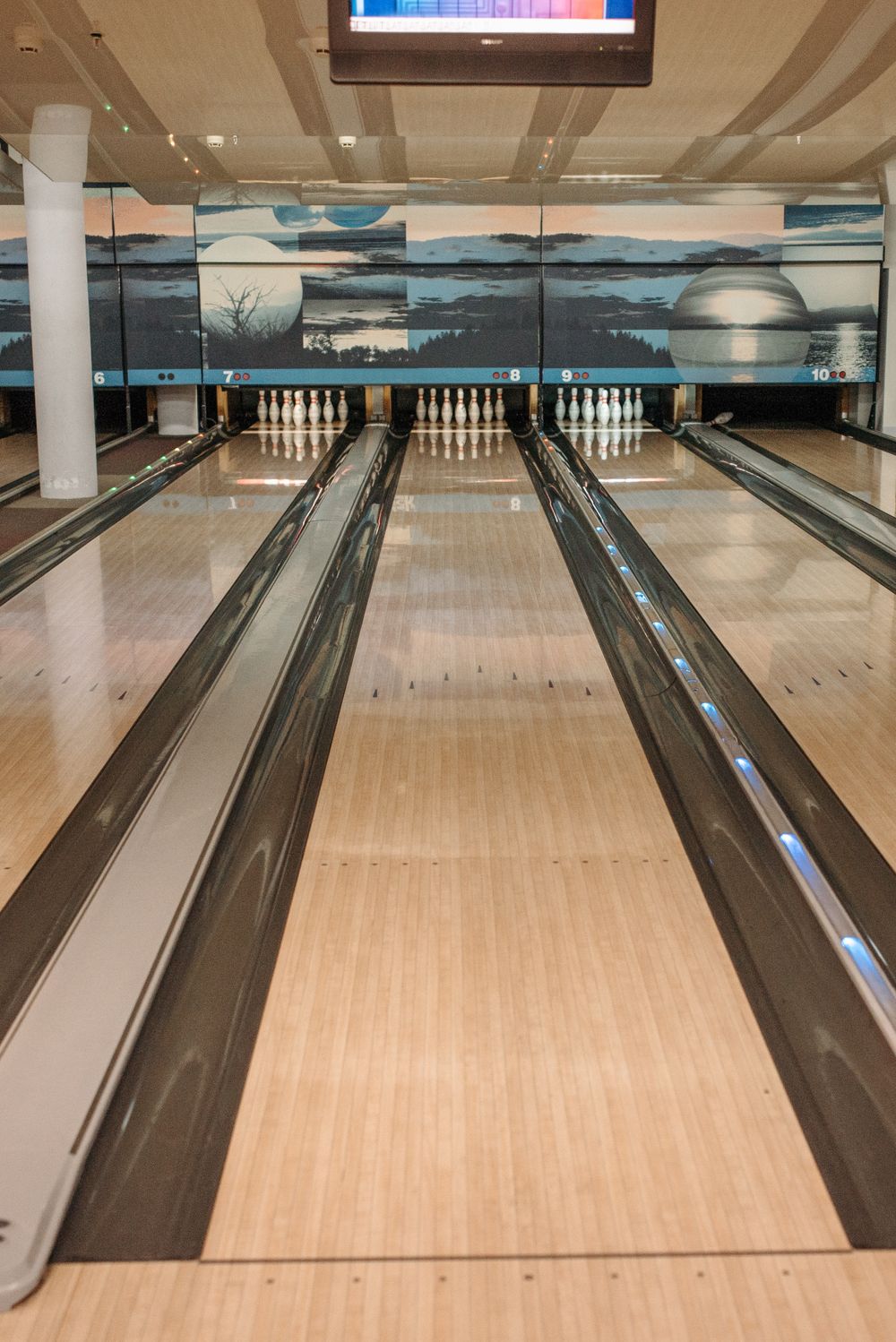 Quilles au bout d’une piste de bowling