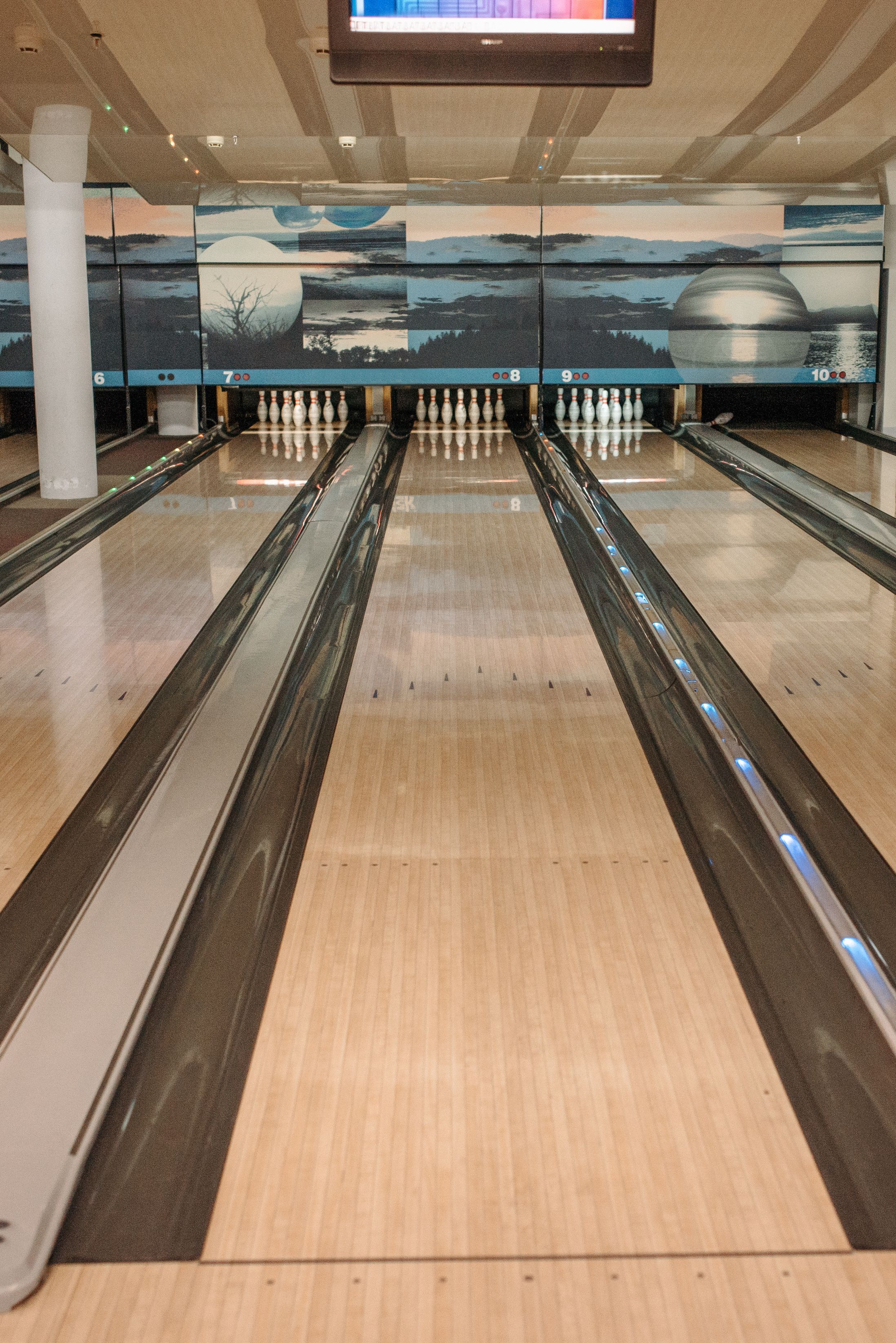 Pistes de bowling avec les quilles visibles au fond