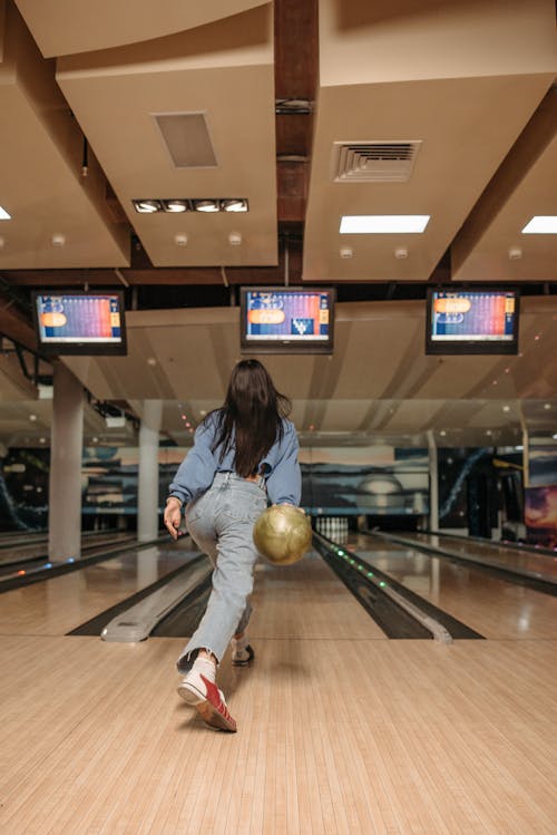 Immagine gratuita di bombetta, bowling, donna