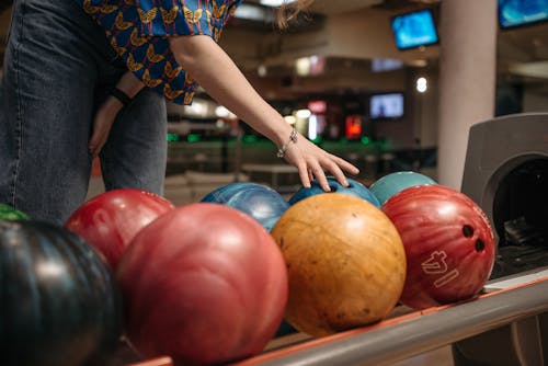 Fotobanka s bezplatnými fotkami na tému bowling, bowlingová dráha, držanie