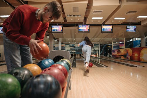 Kostnadsfri bild av ansiktsuttryck, bowling, bowlingbollar