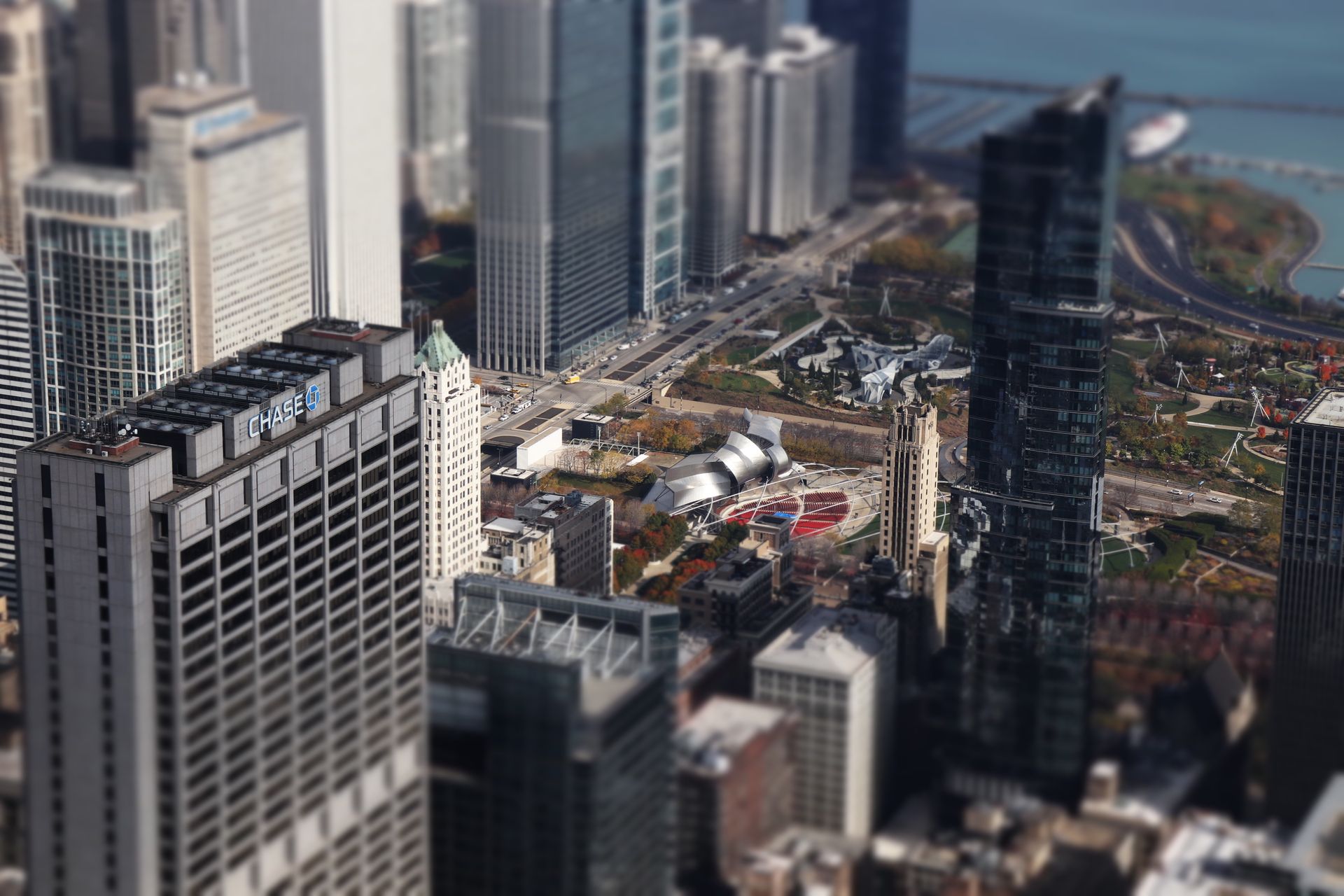 Highest-rated hotels near Millennium Park, Chicago: proximity, comfort, and sustainability